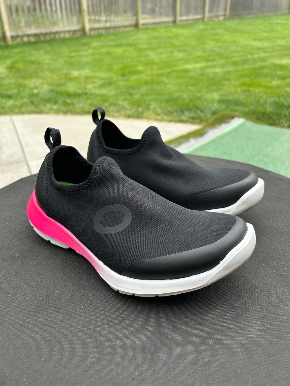Oofos Women’s Size 7OOmg Slip-On Sneaker Black & Pink Recovery Shoe oomg EUC